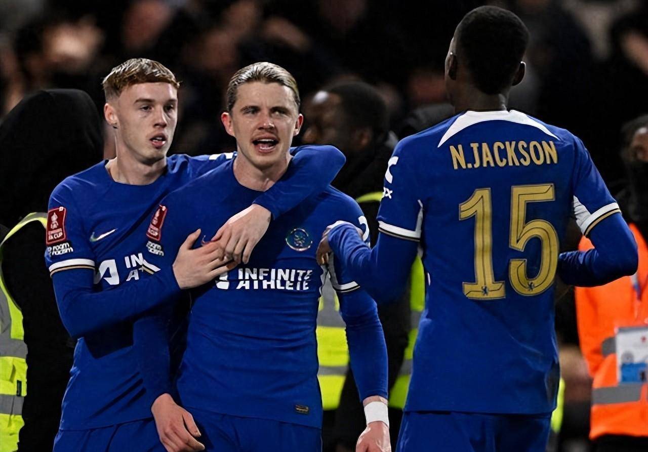 真人-内马尔为小球迷跳舞