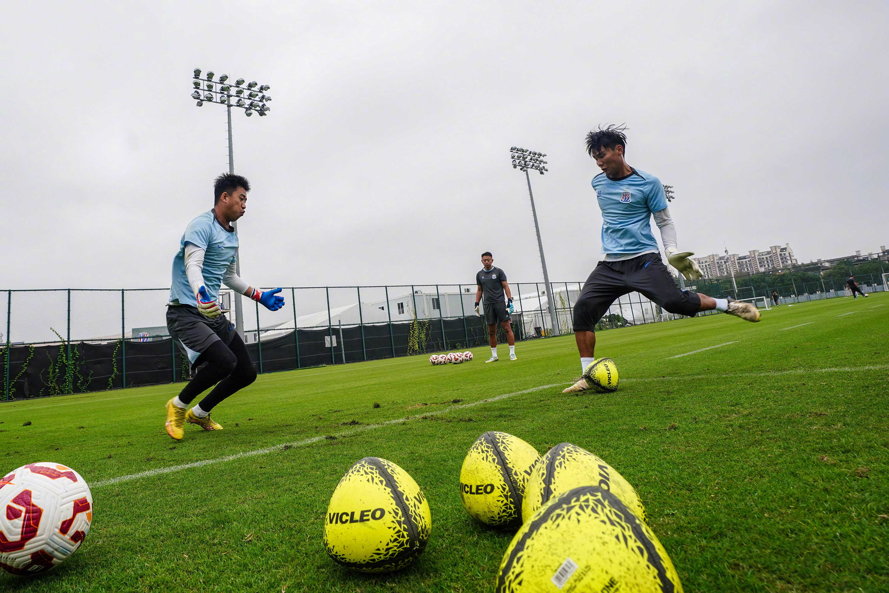 包含上海申花复出首秀备战荷甲上海久事迎意甲关键赛，连对手都承认：西汉姆今晨战术微调的词条